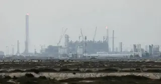 মধ্যপ্রাচ্যে জ্বালানি স্থাপনায় হামলা, বিশ্ববাজারে তেল-গ্যাসের দাম ঊর্ধ্বমুখী